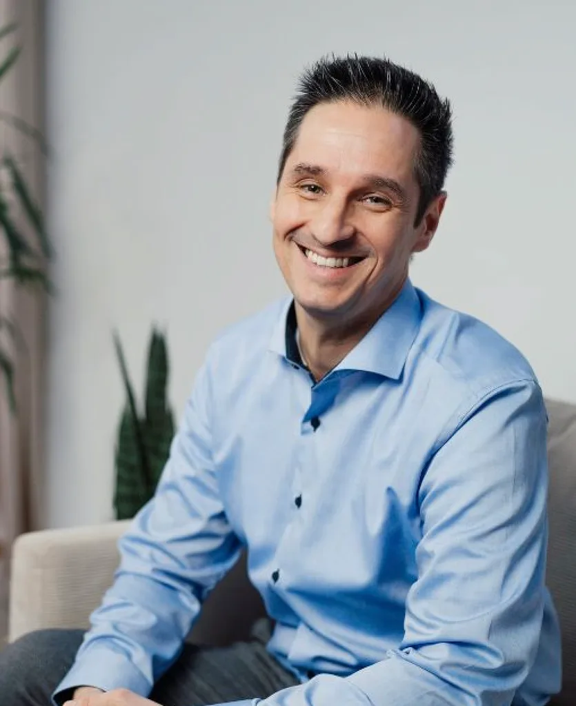 Alex Pippir lächelt, er begleitet Menschen bei der Partnerrückführung nach einer Trennung