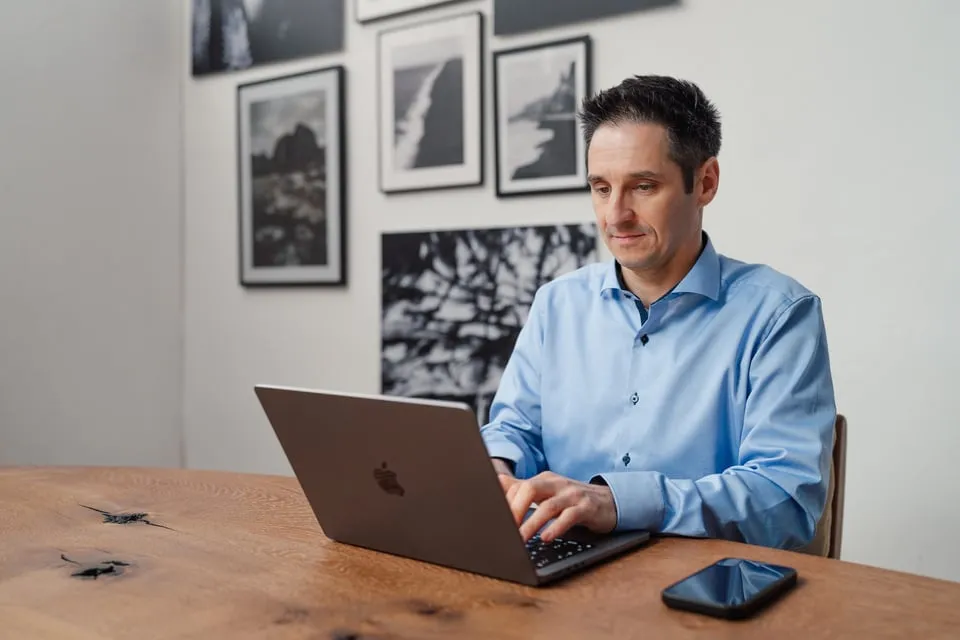 Alex Pippir arbeitet konzentriert am Laptop