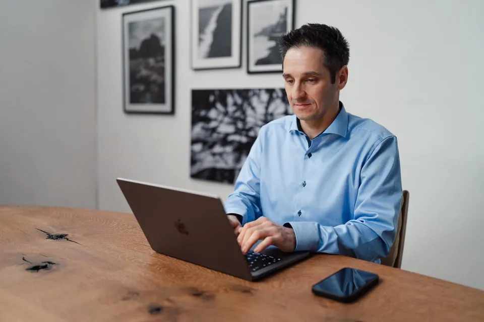 Alex Pippir tippt eine Nachricht am Laptop