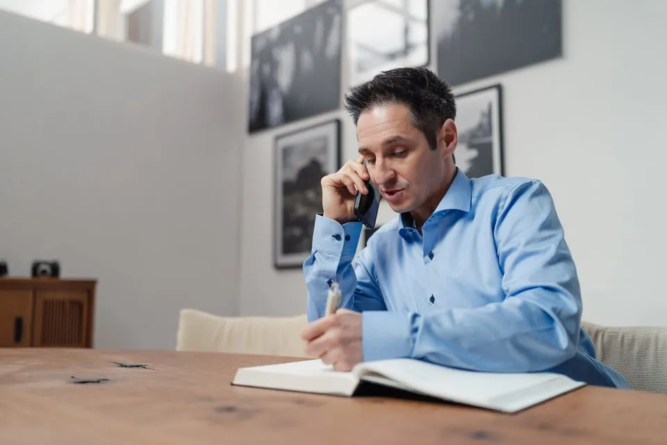 Alex Pippir telefoniert und macht sich Notizen